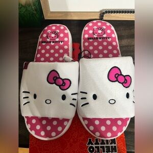 NWT-Hello Kitty Women’s Slippers